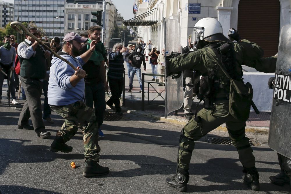HAOS U ATINI: Grčki seljaci u sukobu s policijom ispred Parlamenta
