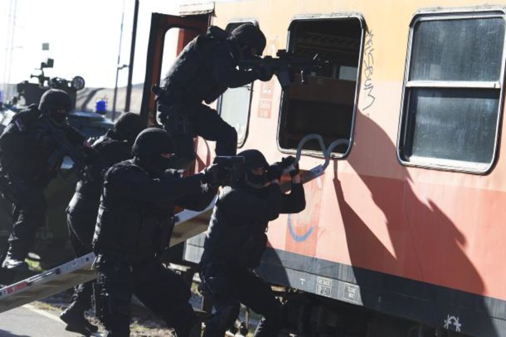 (FOTO) OVAKO SE BRANI SRBIJA: Žandarmerija počistila teroriste i spasla putnike iz voza!