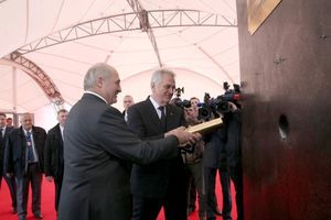 (FOTO) SVEČANO U MINSKU: Nikolić i Lukašenko položili spomen-kapsulu u temelje poslovnog kompelsa