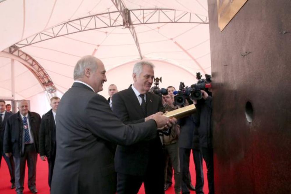 (FOTO) SVEČANO U MINSKU: Nikolić i Lukašenko položili spomen-kapsulu u temelje poslovnog kompelsa