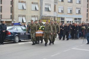 (FOTO) PLAKALO CELO NEVESINJE: Ubijeni vojnik Nedeljko Radić sahranjen u svom rodnom gradu!