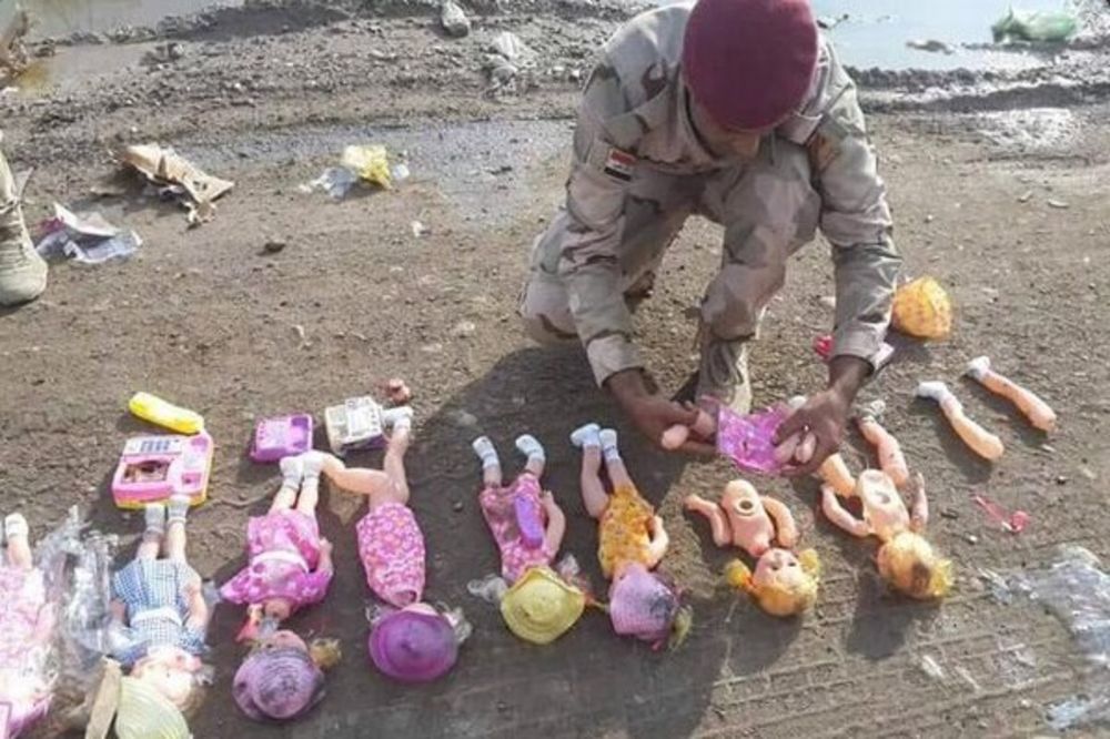 (FOTO) META HODOČASNICI: Islamska država mine i eksploziv maskira lutkama za decu
