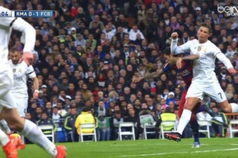(VIDEO) Nemoćni Ronaldo laktom udario Alveša, a igrač Barse dobio žuti karton?!