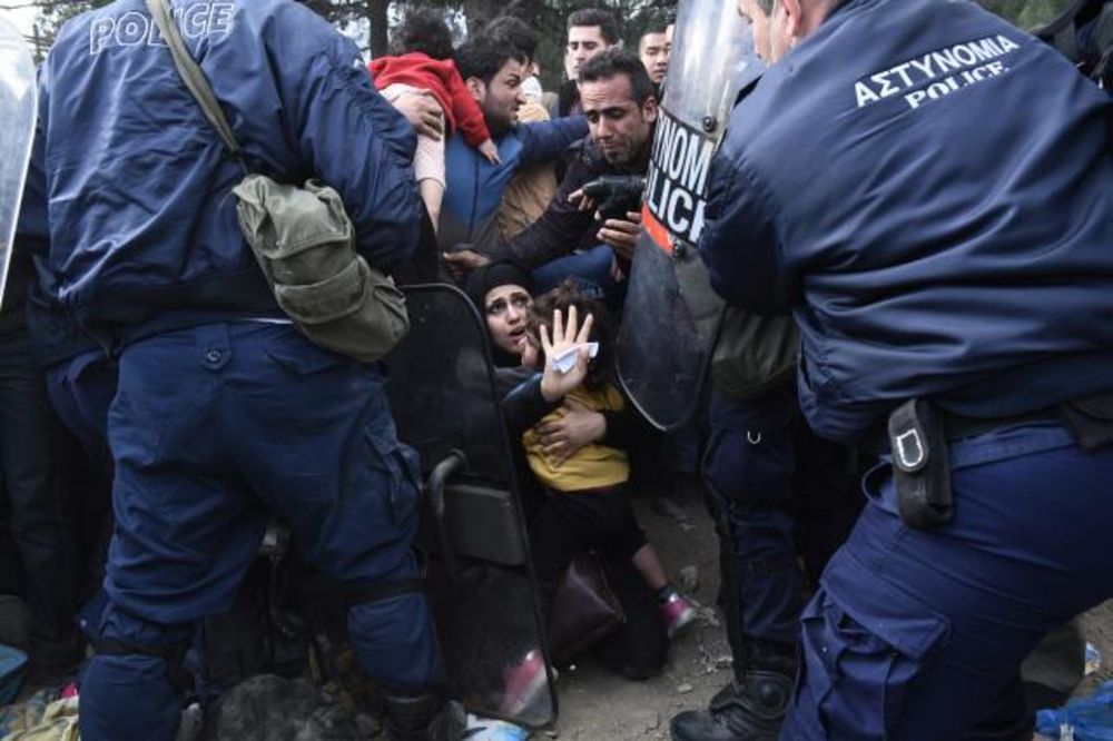 (FOTO) POTRESNE SLIKE IZBEGLIČKE MUKE: 1000 izbeglica protestuje na makedonsko-grčkoj granici!