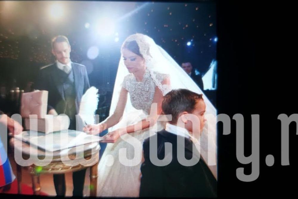 (FOTO) SEVE JOJ DONELA SREĆU: Pogledajte ko je uhvatio bidermajer na svadbi godine