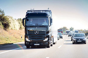 SVE JE POD KONTROLOM: Mercedesov kamion sam vozi nemačkim putevima!
