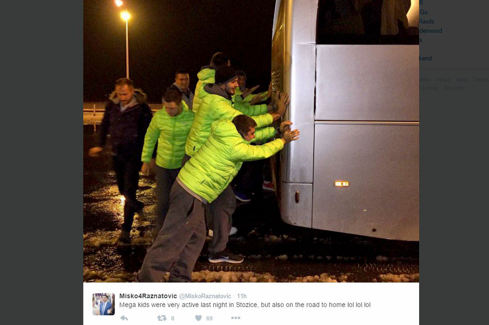 IZNENADIO IH SNEG: Košarkaši Mege gurali autobus!