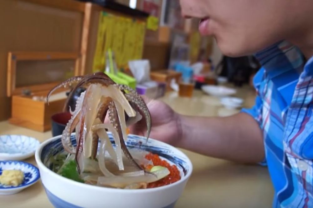 (VIDEO) NEĆE VAM BITI DOBRO: Ovaj čovek je ručao, a onda mu je lignja oživela u tanjiru