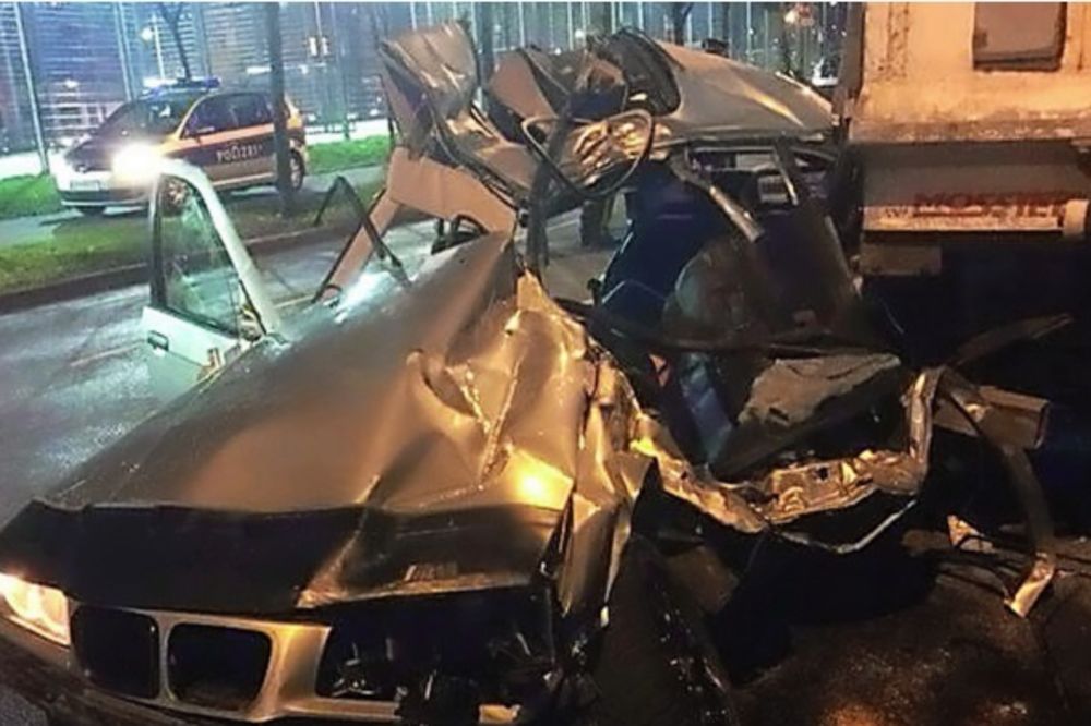 (FOTO) SMRTONOSNA TRKA PO BEČU: BMW-om se zakucali u kamion vozaču (20) nije bilo spasa!