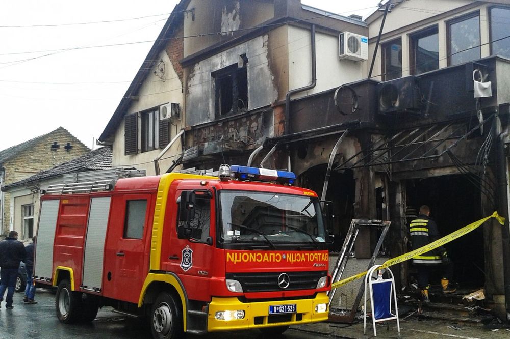NE ZNA SE UZROK POŽARA: Posle niza eksplozija izgoreo kafić u Kragujevcu