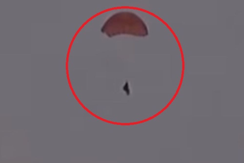 (UZNEMIRUJUĆI VIDEO) POKRETNA META: Pobunjenici ubili ruskog pilota dok se spuštao padobranom!