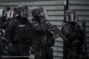 HAOS U FRANCUSKOJ: Radikalni islamista upucao dva policajca