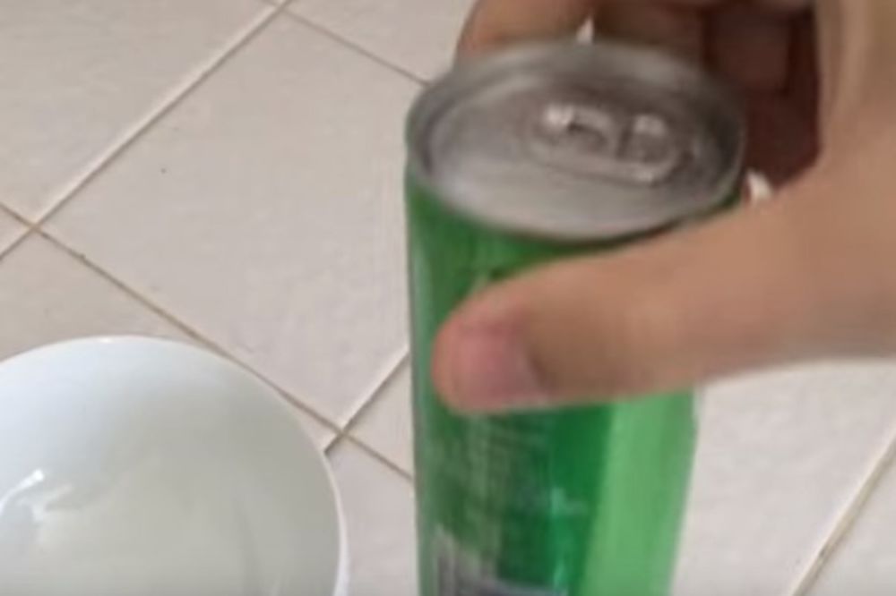 (VIDEO) Otvorio je konzervu i sipao piće. Ono što je izašlo ga je zaprepastilo!