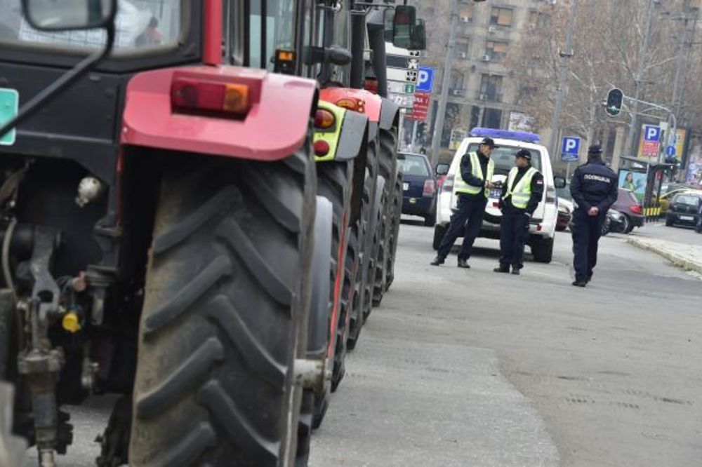 PROTEST POLJOPRIVREDNIKA 4. DAN: Policija im ne da u Beograd, čekaju razgovor sa ministarkom