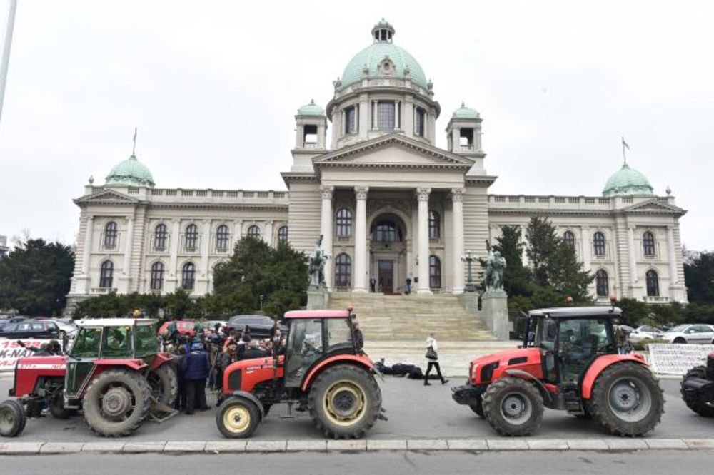 (FOTO) PAORI POD POLICIJSKOM PRATNJOM: 10 traktora i Čanak stigli ispred Skupštine
