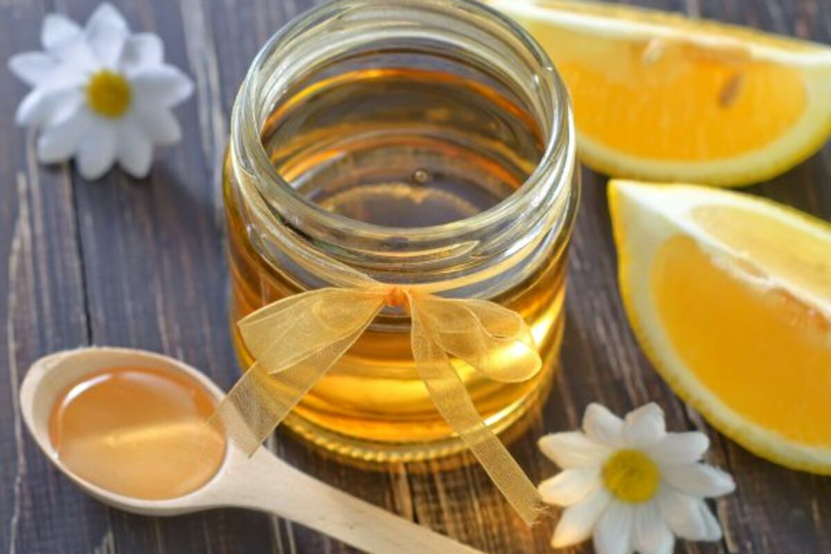 Польза смеси лимона мед. Мед. Мед с лимоном. Мед в народной медицине. Ложка для меда.