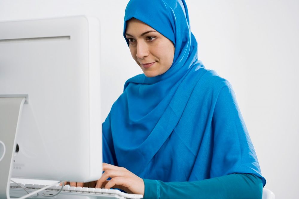 NOVI KODEKS ODEVANJA U CRNOJ GORI: Državni službenici mogu na poslu da nose hidžab i brojanice!