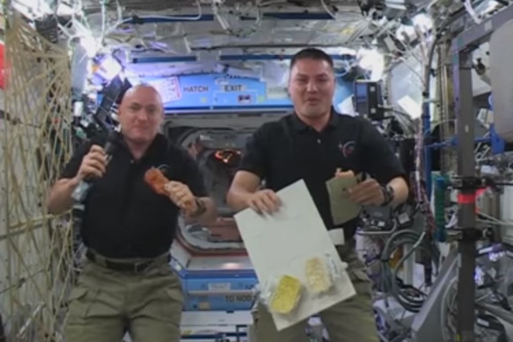(VIDEO) EVO KAKO SE PEČE ĆURKA U SVEMIRU: Astronauti proslavili praznik na originalan način