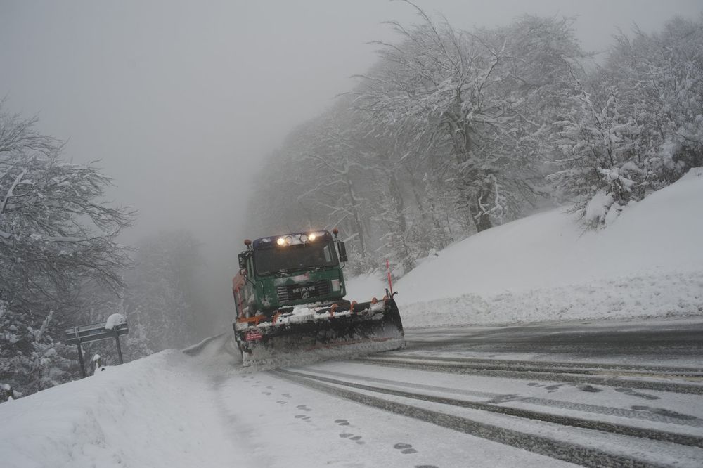 PUK'O IM FILM ZBOG ZAVEJANIH ULICA: Ukrali kamion pa čistili sneg po Žabljaku!