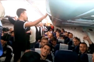 (KURIR TV) GRMELA PESMA NA LETU: Evo kako su fudbaleri Partizana slavili u avionu za Beograd!