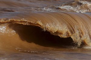 (FOTO) STRAŠNE SCENE IZ APOKALIPSE: Crvena voda teče rekama i okeanom