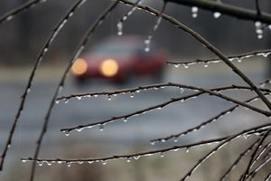 OPREZNO ZA VOLANOM: Poledica i ledena kiša otežavaju saobraćaj