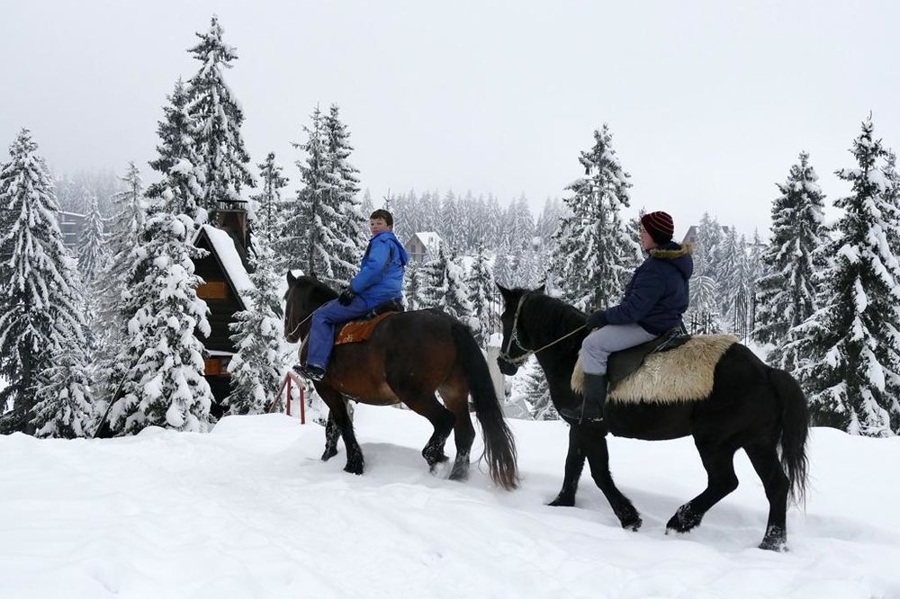 (FOTO) SNEG PORANIO OVE GODINE: Počela skijaška sezona na Vlašiću