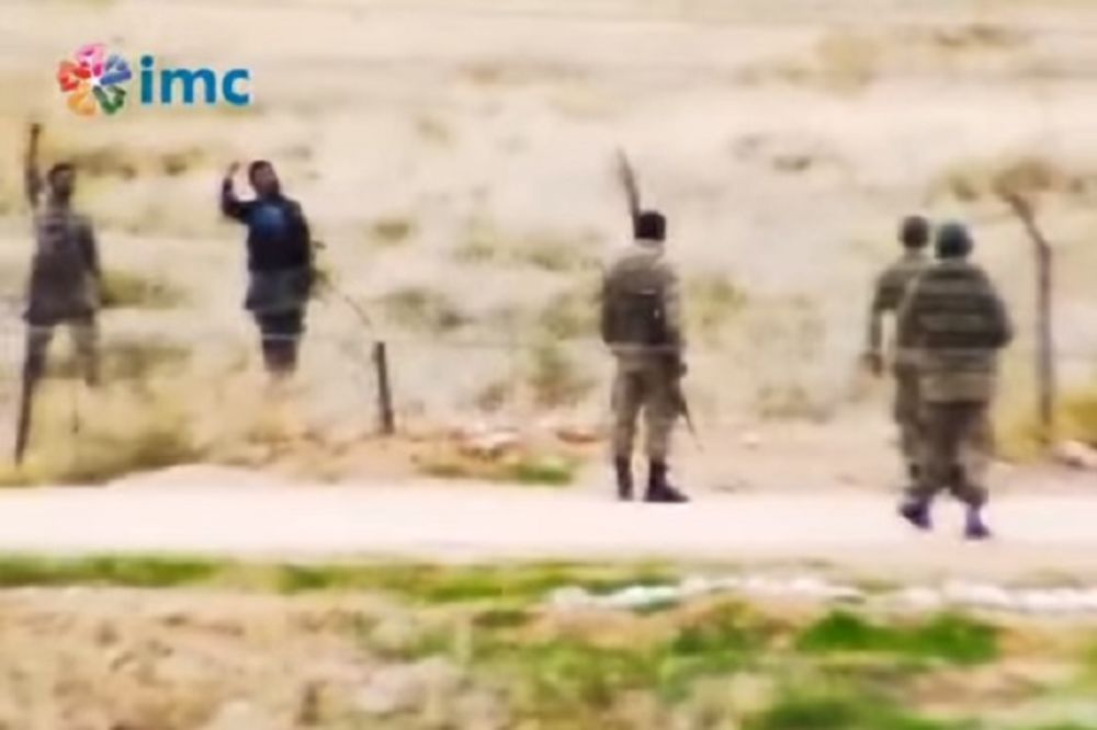 (VIDEO) KAO PRAVI DRUGARI: Teroristi Islamske države snimljeni u ćaskanju s turskim vojnicima!