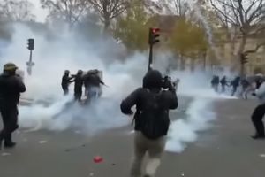 (VIDEO) RAT U PARIZU UOČI SAMITA O KLIMI: Policija suzavcem rasterivala demonstrante, 317 pohapšeno