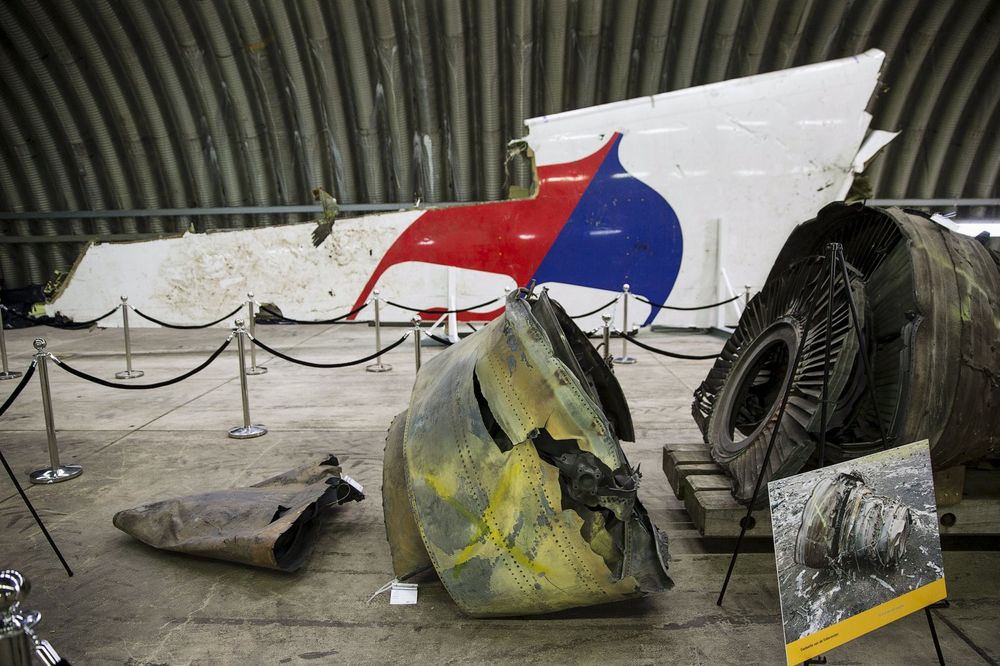 HTEO DA ZARADI NA TUĐOJ NESREĆI PA GA UHAPSILI: Prodavao odeću iz srušenog malezijskog aviona