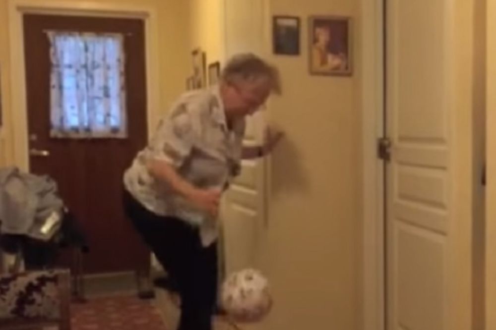 (VIDEO) SPEKTAKULARNO: Pogledajte šta 90-godišnja baka radi s loptom