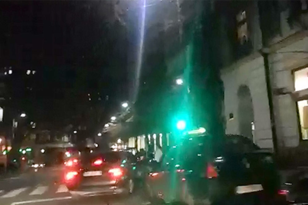CRNI BMW VOZI SVETOGORSKOM ULICOM: Stanari centra Beograda u strahu!