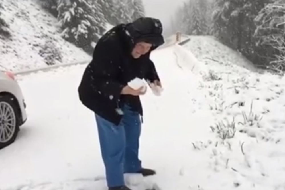 (VIDEO) ONA ĆE VAS NAUČITI DA CENITE MALE STVARI: 101-godišnjakinja koja se igra u snegu je blago!