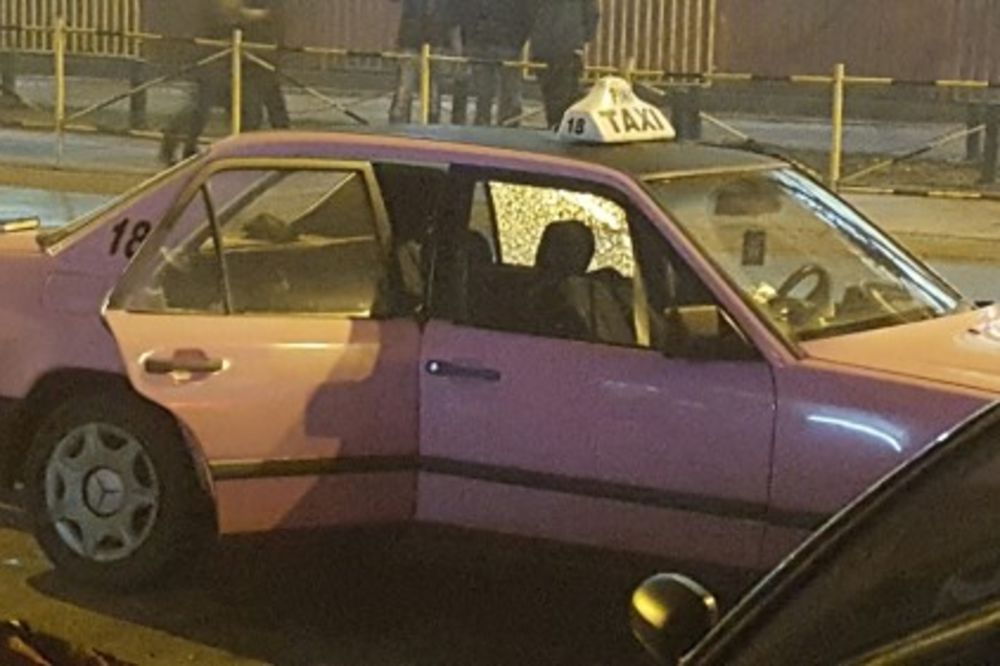 OBRAČUN U PAZARU: Izašla s detetom iz taksija, a potom metak pogodio vozilo