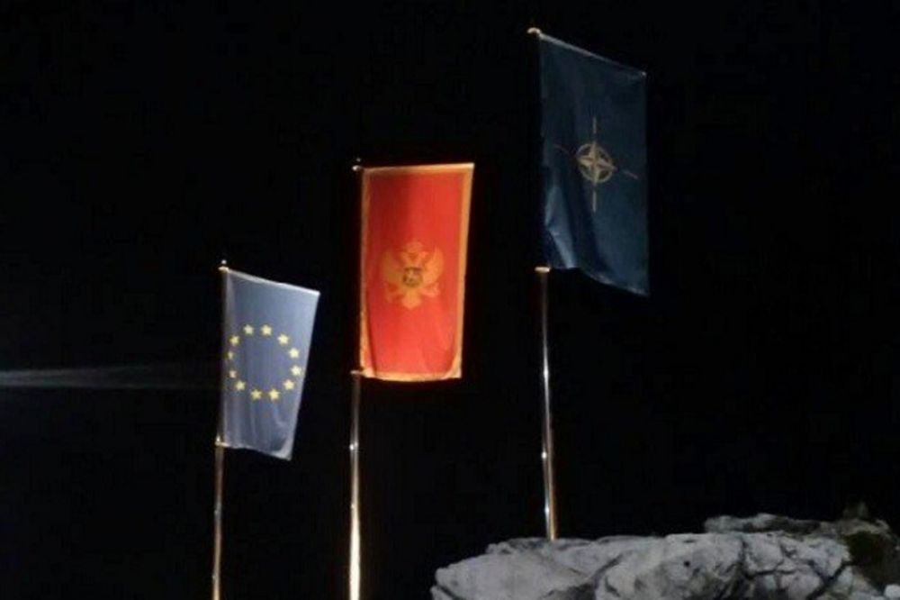 ISTAKNUTE ZASTAVE NATO I NA CETINJU : Američka ambasada u Podgorici u bojama crnogorske zastave