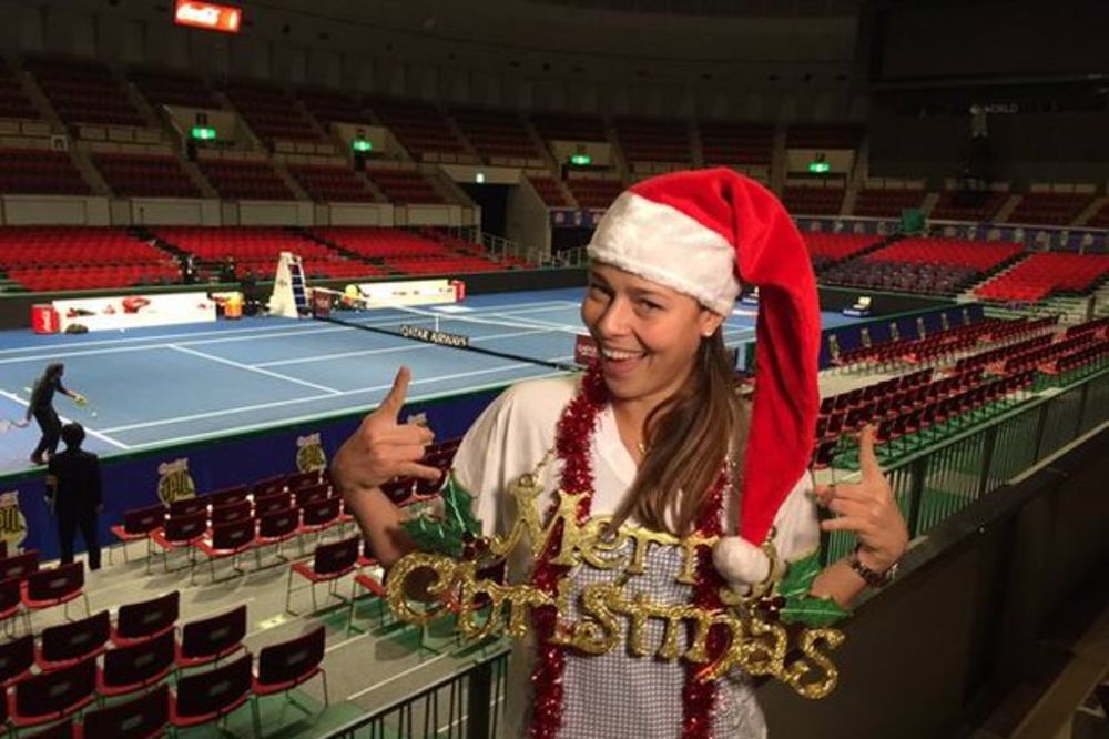 (VIDEO) VESELO U JAPANU: Ana Ivanović prva čestitala Božić, pa onda razbila Šarapovu