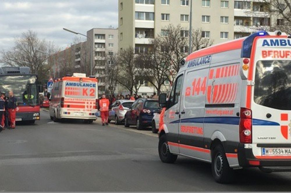 (FOTO) EVAKUISANA ŠKOLA U BEČU: 170 učenika prebačeno u bolnicu zbog sumnjivog gasa!
