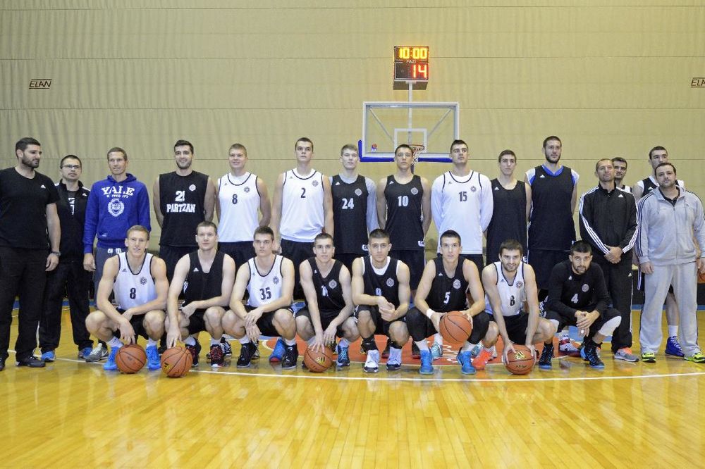 CRNO-BELA PORODICA: Evo kako su fudbaleri Partizana podržali košarkaše!