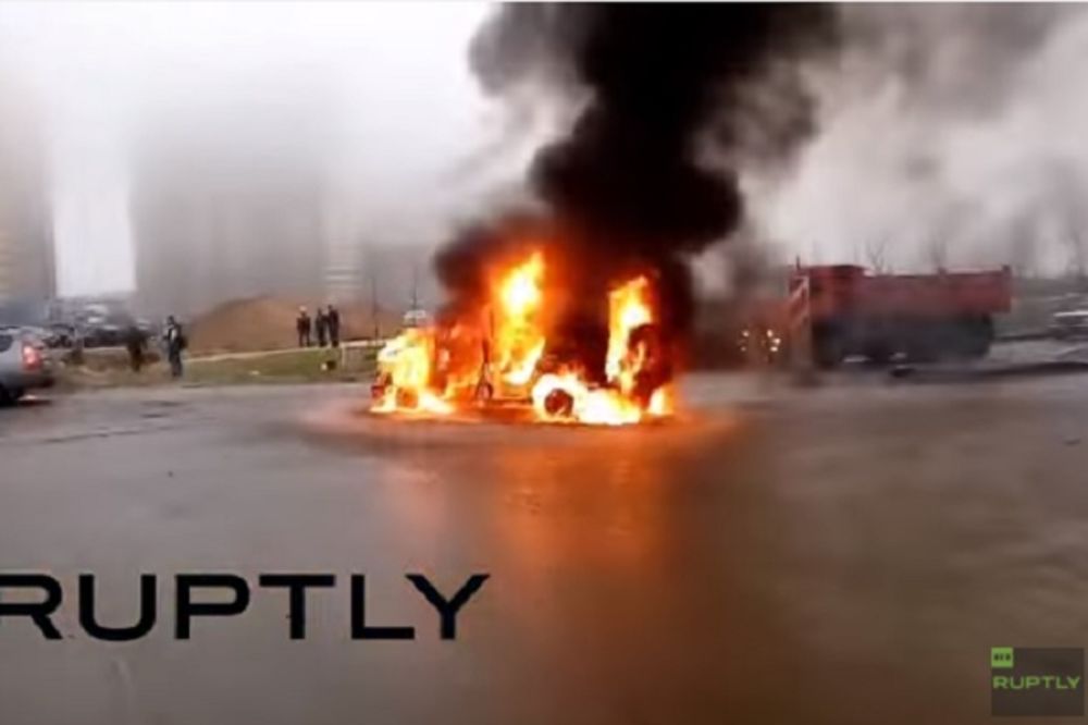 (VIDEO) FILMSKA PLJAČKA U SANKT PETERBURGU: Ubili 2 policajca, spalili im auto i ukrali vreće para