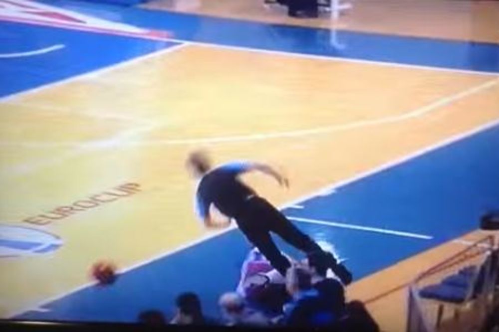 (VIDEO) BOSANAC POLOMIO SUDIJU: Košarkaš Trabzona brutalnim klizećim startom pokosio arbitra!