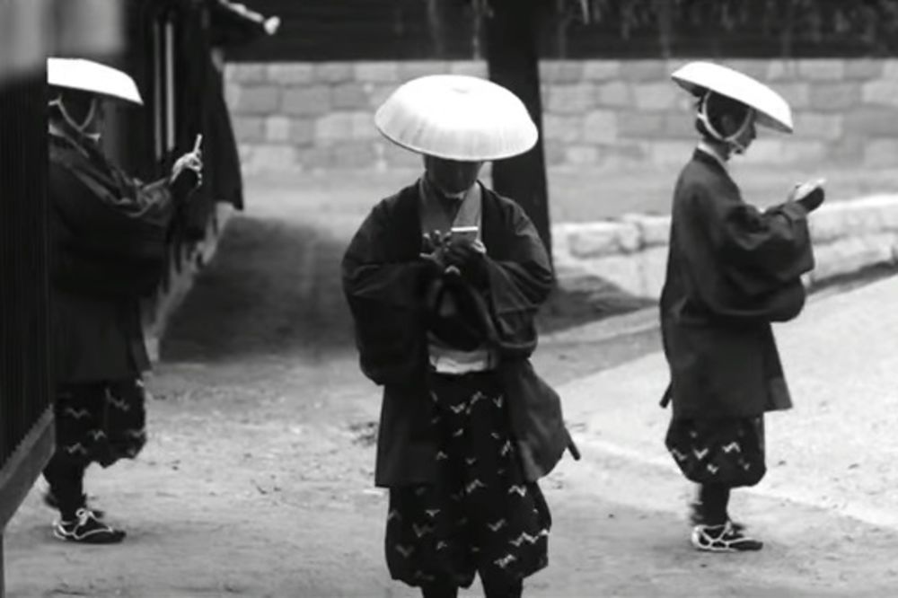 (VIDEO)TEHNOLOGIJA IMA I LOŠU STRANU: Kako bi se samuraji ponašali da su koristili pametne telefone?