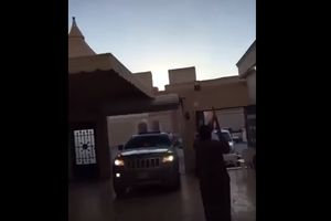 (VIDEO) ZGRABI KALAŠNJIKOV Ovako porodica u Saudijskoj Arabiji proslavlja povratak kidnapovane ćerke