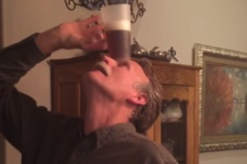 (VIDEO) PIVSKA JOGA: Proverite da li je ovaj čovek uspeo da popije čašu piva
