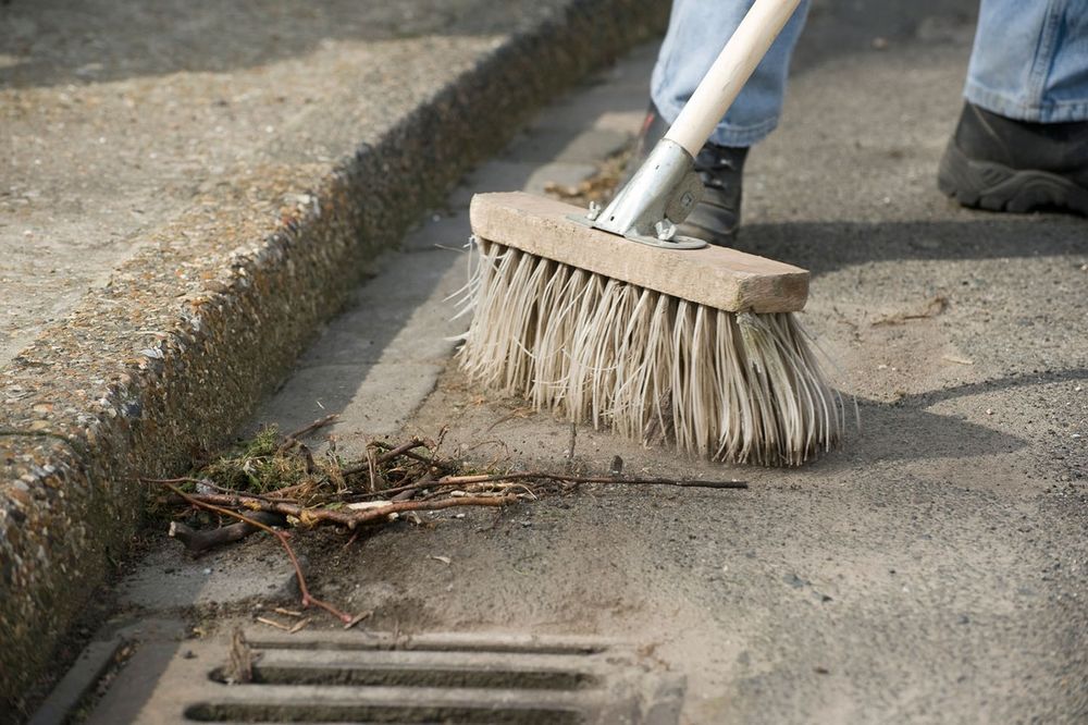 OVAKO SE TO RADI U LESKOVCU: Ko uzme da čisti ulice imaće upola veću platu