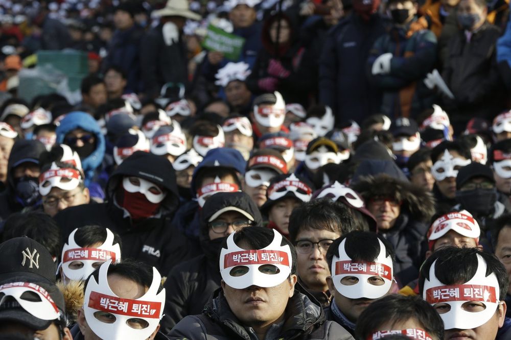 STOP MENJANJU ISTORIJE: 30.000 ljudi na protestu protiv predsednice Južne Koreje