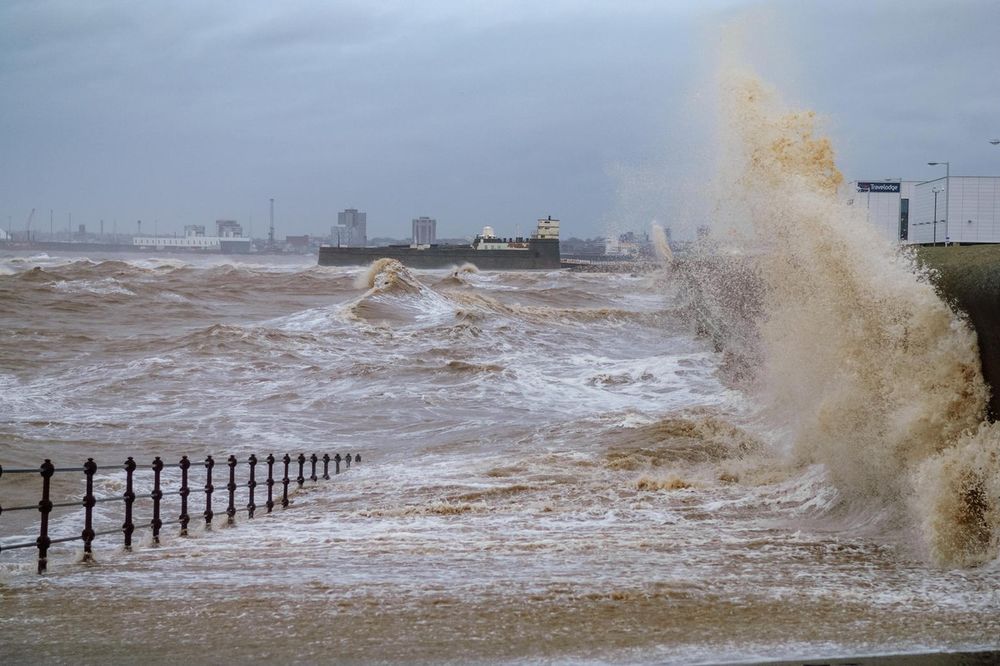 (FOTO) CRVENI METEO ALARM U BRITANIJI: Zatvoreni putevi, moguće poplave