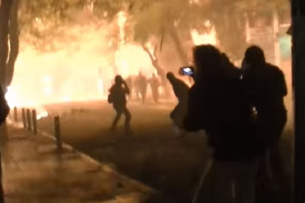 NA GODIŠNJICU UBISTVA GRČKOG DEČAKA: Turista povređen u sukobu policije i demonstranata