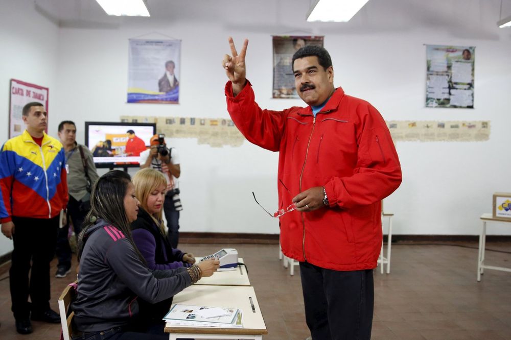 (VIDEO) DRŽAVA MU PROPADA, A ON IGRA SALSU NA TV: Predsednik Venecuele se veseli dok narod gladuje