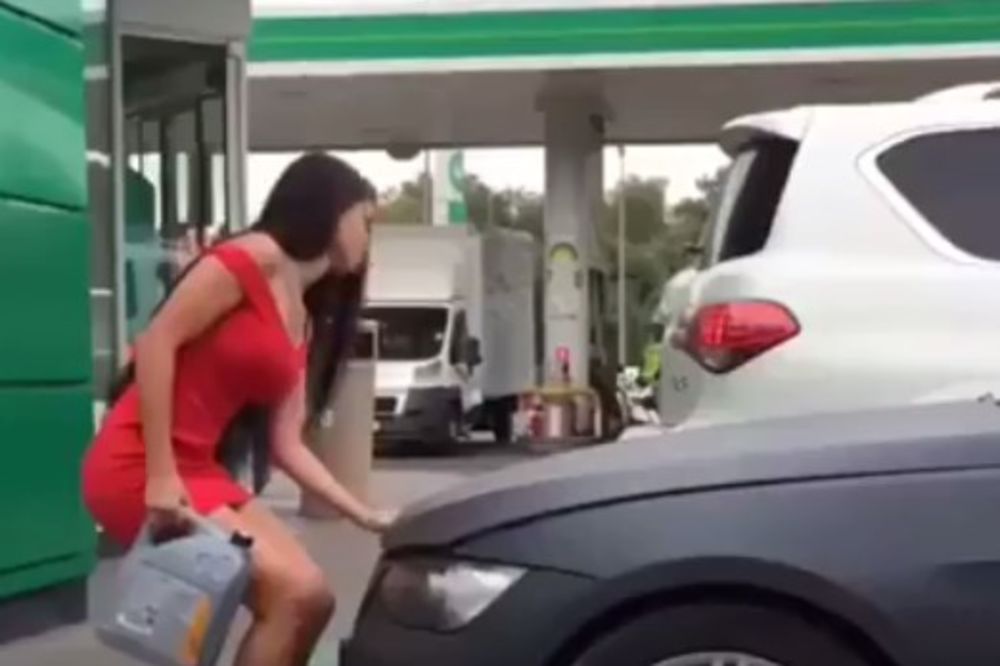 VIDEO KOJI ĆE RAZBESNETI SVE MUŠKARCE: Evo kako žene sipaju ulje u kola