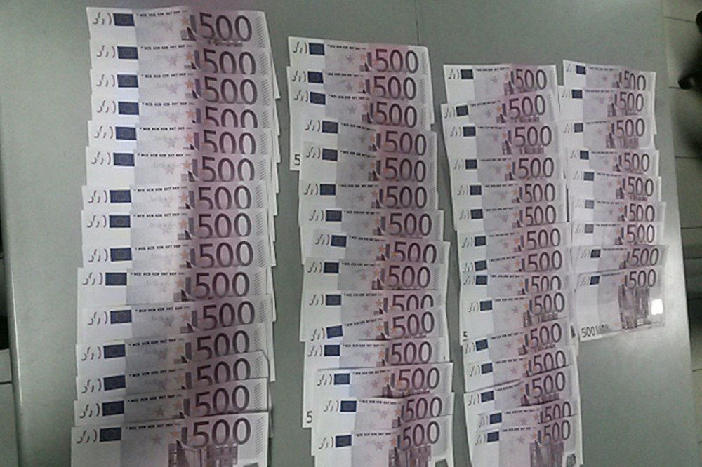 ZAPLENA DEVIZA NA BATROVCIMA: Turčin u džepovima nosio 40.000 evra